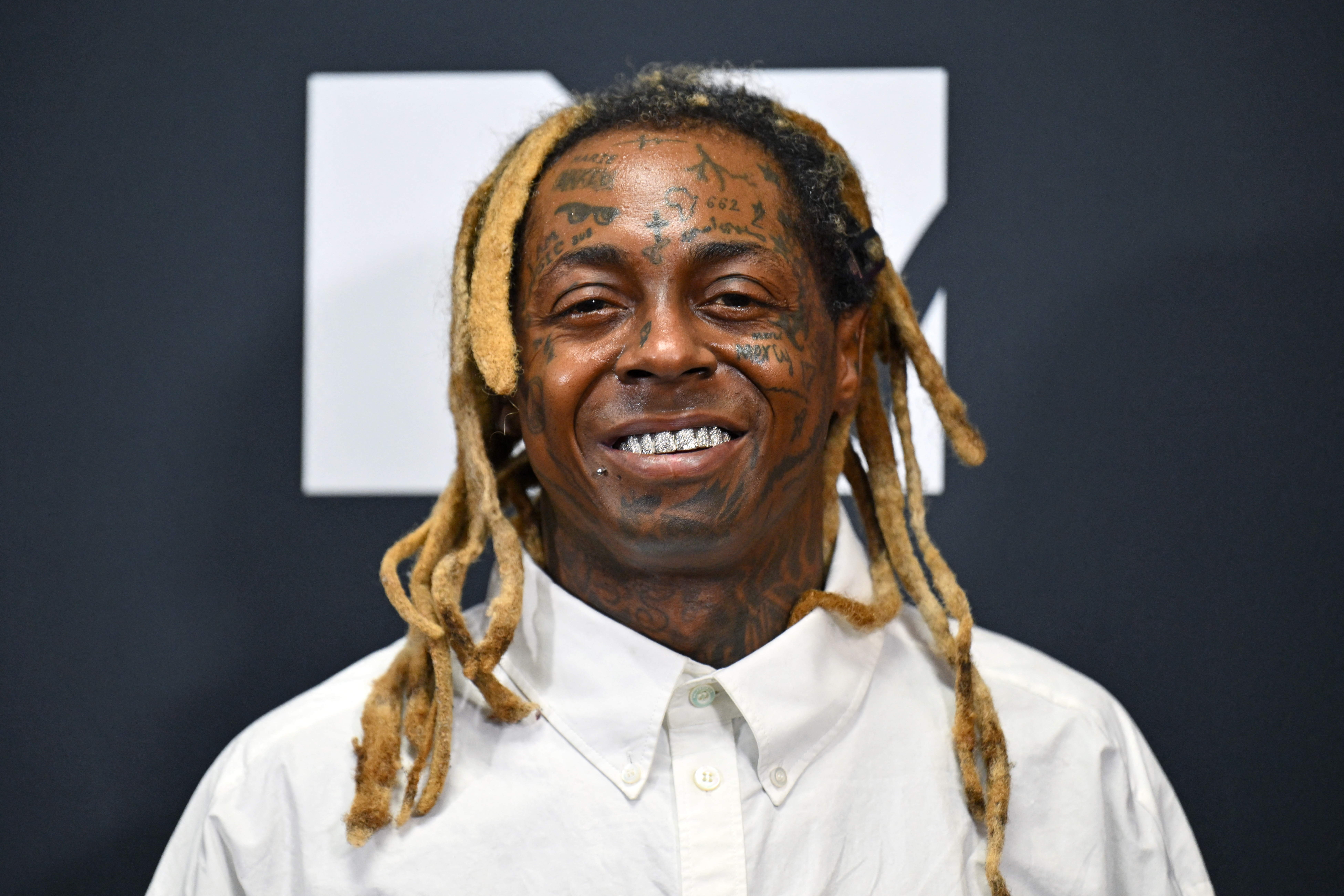 How To Love! Lil Wayne’s Fiancée Madison Cannon Shows Off Ring On THAT Finger & Fans Are All Over The Place (PHOTO)